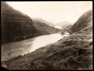 Vista de una porción recién excavada del Canal de Panamá durante la construcción, 1912 o 1913